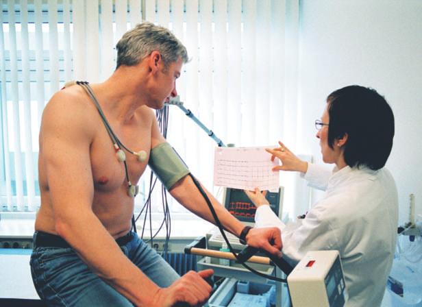 Patient vid arbets-ekg Ett EKG visar både hjärtfrekvens, alltså antalet hjärtslag