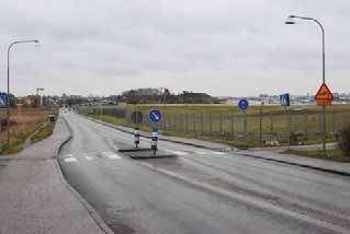 Figur 14. Övergångsstället vid flygrakan i riktning mot Gamla Bromstensvägen Trafiken ut från Gamla Bromstensvägen har minskat från 10 600 till 2 700 fordon/vardagsdygn.