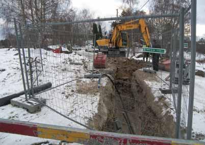 I schaktet påträffades äldre vägfyllnadsmaterial i form av ett mörkare skikt av sand och grus, beläget cirka 0,5