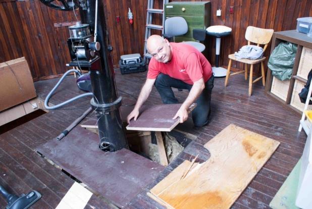 6 Johan Linnér byter ut golvskivor. Torbjörn Holmqvist drar sitt strå till stacken.