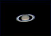 9 SATURNUS Den här bilden av Saturnus är tagen den 9:e maj i år, kl. 23.40 UT. Jag hade obsat Messierobjekt under kvällen och fick syn på Saturnus över trädtopparna.