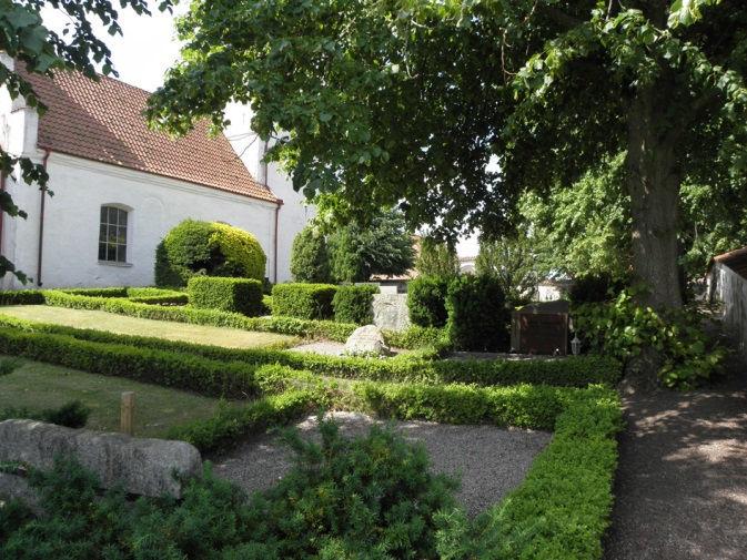 Kyrkogården är enhetlig och har buxbomskantade, singeltäckta gravplatser med mestadels yngre och lågmälda gravvårdar i granit.