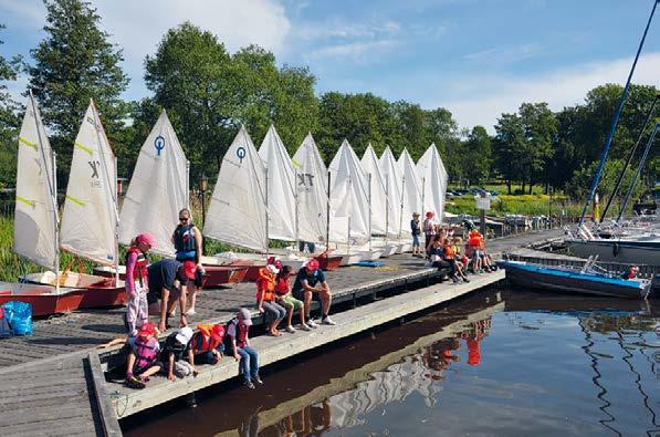 Sjölekis 27-28 maj Prova på segling för de yngsta, från c:a 8 år. Vi lär barnen rigga båtarna, vad saker heter på en båt och att segla kryss, slör och läns.