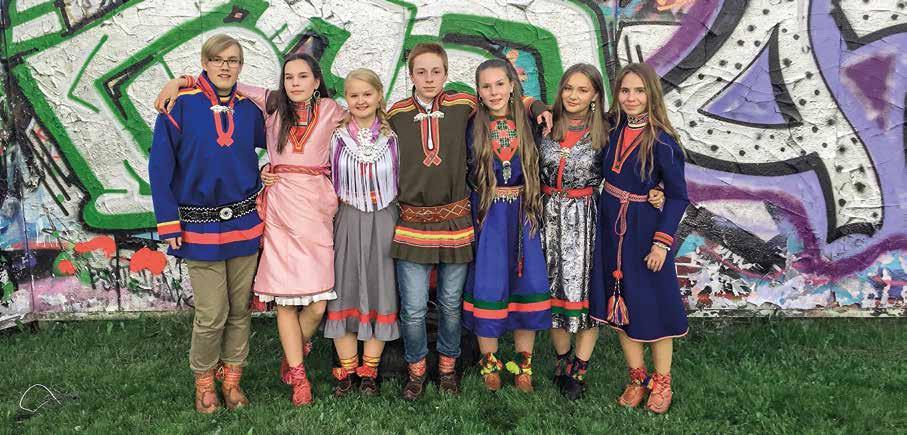 Noere almetjh Några konfirmander, från vänster: Peter Jannok, Sunna Kuoljok, Lise-Marit Klemensson, Vide Niia, Nella-Stina Wilks, Agnes Enbom, Indra Tengblad.