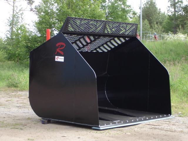Högtippande Skopor Högtippande skopor för att flytta och transportera material med låg volymvikt, tex. spån, flis, avfall, snö etc. Skoporna tillverkas i material S355J2G3 med sidoskär i Hardox 400.
