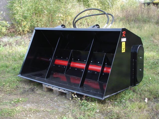 Hydrauliska Sandspridarskopor Sandspridare med hydraulisk drivning. Sandspridaren tillverkas i material S355J2G3 med längsgående slitstål som förstärker botten.