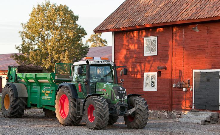 Svensk Fågel internt Från Svensk Fågels kansli drivs arbetet med en rad olika kontrollprogram som syftar till att garantera kyckling och kalkon av hög kvalitet och säkerhet för konsumenter.