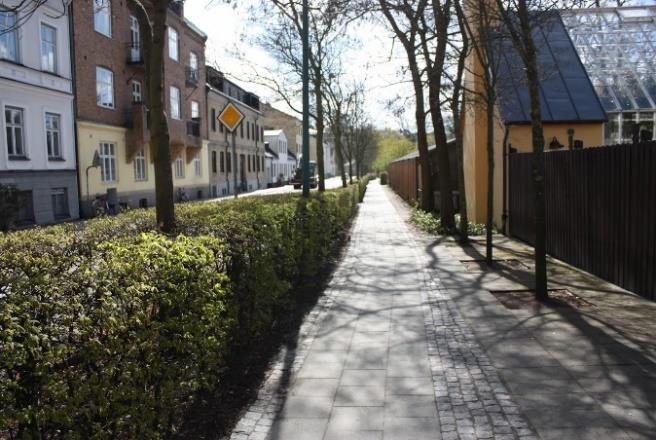 den norra gångbanan under järnvägsbron med endast två rader av plattor (punkt 8 Figur 23). I tunneln finns ingen belysning men vägen upplyses lite av gatlyktorna innan och efter tunneln.