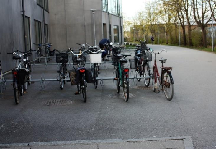 Cykelparkering I anslutning till huvudentrén finns två cykelparkeringar, en lite större och en lite mindre, ej väderskyddade men belysta (punkt 10a och 10b Figur 23).