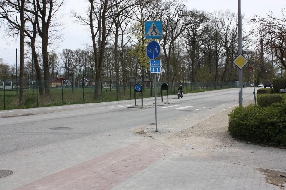Från sydöst når fotgängare och cyklister Victoriastadion via Svenshögsvägen där separerad gång- och cykelbana löper på båda sidor om vägen, se Bild 14.