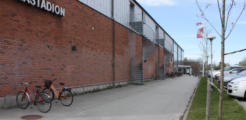 Cykelparkeringen är väl avgränsad från bilparkeringen då en gräsremsa skiljer parkeringarna åt.