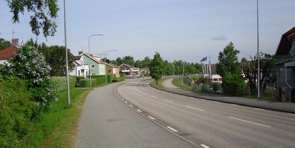 Väg 162 genom Bratad. Vägrummet upplev på många håll om brett och tort.