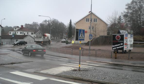 Lyckevägen i riktning mot Stångenäkolan. Cykelvägen till och från Stångenäkolan går läng med trottoaren på höger ida i bild. Lyckevägen Lyckevägen anluter till cirkulationplaten i Bratad från ydvät.