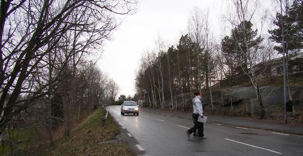 Idag finn det inga hatighetreglerande åtgärder på vägträckan och ikten i bilden riktning är kymd av ett krön.