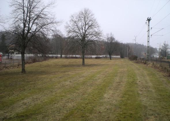 Trafikverket yta på andra idan Kyrkvägen har redan idag grundförutättningarna för att utveckla till parkområde. Parkytan öder om vårdcentralen.
