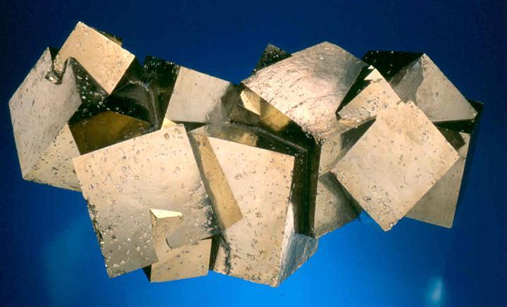 between crystal faces are constant for any particular mineral Quartz (SiO 2 )