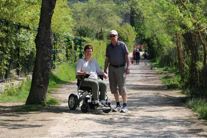 Låt inte svaga ben stoppa dig, fortsätt leva ett aktivt liv med promenader, resor och utflykter med bilen. Med hjälp av en hopfällbar elrullstol från Eloflex kan du leva ditt liv på dina egna villkor.