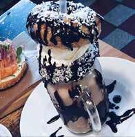 Att ta en paus från hälsotrenden och unna sig en riktigt fet belöning en freakshake är aldrig fel. Massor av glass, vispgrädde, choklad, topping, kakor och godis allt i ett.
