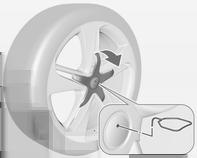 Lägg en mjuk trasa mellan skruvmejseln och lättmetallfälgen för att skydda fälgen. Smörj inte hjulbultar, hjulmuttrar och hjulbultskydd. 1.