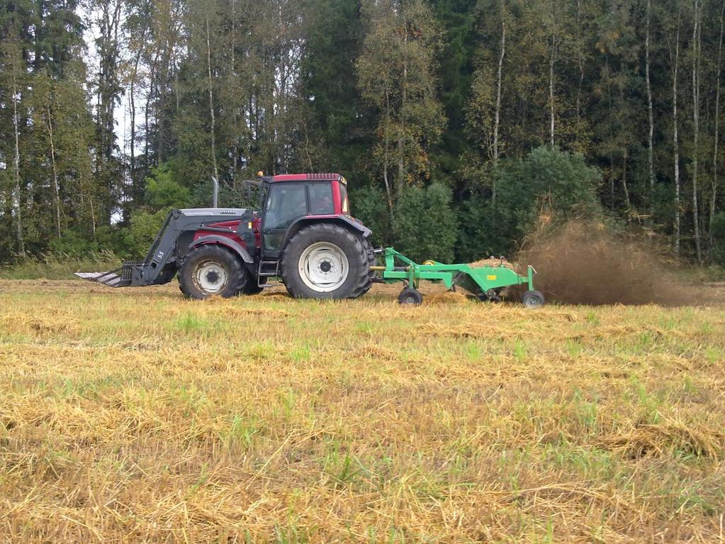 13 Bild 4. Friläggning av kvickrotsrhizom med Kvick-Up (10.9.2011) 2.4 Tillfällen för mekanisk bekämpning 2.4.1 Stubbearbetning Målinriktad och återkommande jordbearbetning hejdar kvickroten från att skapa sig ett fotfäste på åkern.