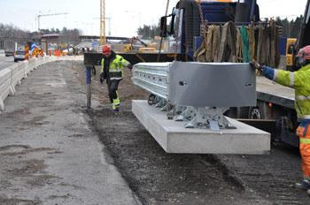 2013:01 QuadGuard CEN Utplacering av betongplatta Betongplattan/krockdämparen ska placeras på en väl packad yta. OBS! - Betongplattan får enligt installationsmanualen placeras max. 10 cm ovanför ök.