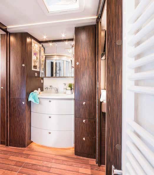 AVKOPPLING = LIVSKVALITET. Badrummet. Börja dagen i ditt eget spa! Det eleganta och smakfullt inredda badrummet sträcker sig över hela husbilens bredd.