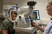 Mätning av ögats tryck med luft samt mätning av hornhinnans tjocklek Undersökning av ögats främre delar i mikroskåp Synfältsundersökning Ögonbottenfotografering och en konsulterande ögonläkare på