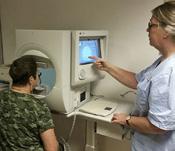 resultat och behandling som är aktuell. Vid behov av ytterligare undersökningar och uppföljning efter att resultaten granskats, skickas remiss vidare till någon av ögonklinikerna i länet.