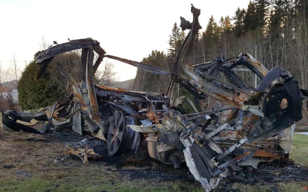 7(13) Ute på skadeplats har man, som omedelbar åtgärd, påbörjat släckförsök med vatten från håll (avstånd ca 40 meter).