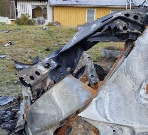 I samband med detta sker en explosion, brandmannen som påbörjat släckning faller till marken till följd av tryckvågen.