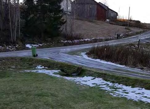 Närbild på skadeobjektet. En stor mängd bildelar kastats iväg så långt som 40 meter från fordonet.