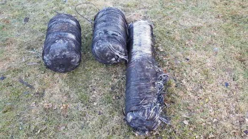 9(13) Figur 9. Visar de glas- och kolfiberbeklädda gastankarna som återfanns vid platsbesök, de två till vänster i bild är de som vid installation placerats under lastutrymmet.
