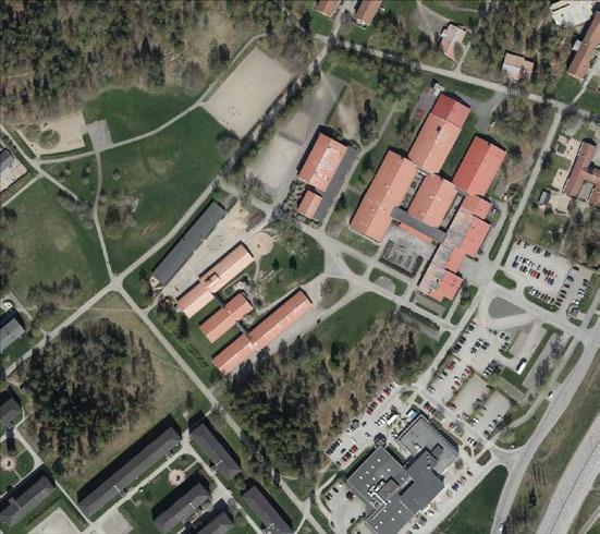 Förslag på förändringar? Containrarna är i vägen och skulle kunna ersättas av gungor istället eller asfalt så att de kan spela fotboll där också.