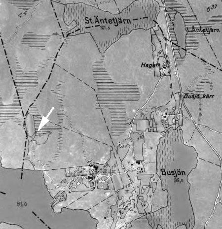 Fig. 7. Utsnitt ur den äldsta ekonomiska kartan från 1930-talet. Pilen visar på den plats där vi återfann en möjlig kvarnlämning vid inventeringen. Godkänd från sekretessynpunkt för spridning.