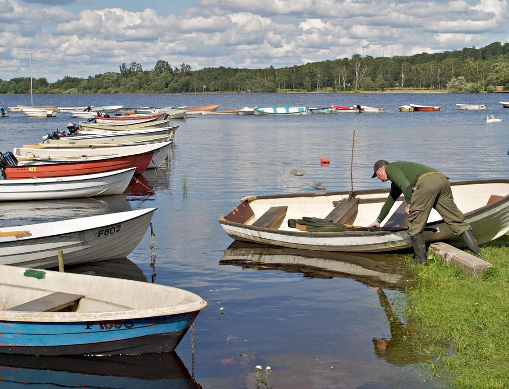 Limnologisk undersökning av Finjasjön 27 En väldigt regnig sommar medförde högt vattenstånd i Finjasjön. Båtarna tycktes ankrade på redden trots att de ligger vid kajen.