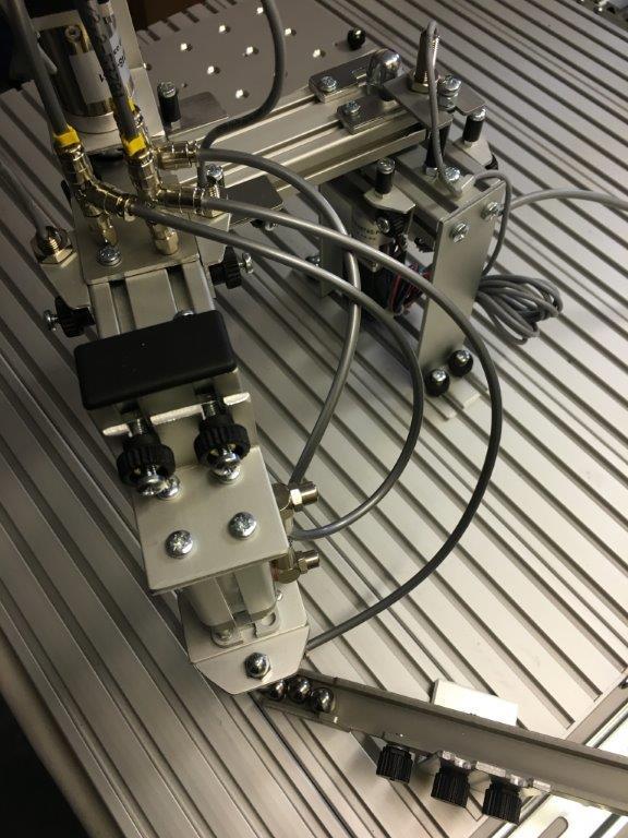 TrainingKit Robotics Robotteknik Grundpaket med SCARA-robot med; 2 motoraxlar (stegmotorer) Vakuumgripdon med ejektor och vakt Ändlägesgivare och stopp (flyttbara) Fingergripdon Upp-ner rörelse med
