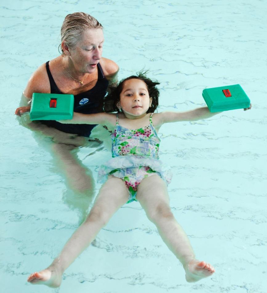 I Göteborg bedriver SLS simskola utomhus på sju platser runt om i staden. Den är förlagd som intensivkurs vilket kan ha en positiv inverkan på inlärningen.
