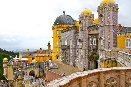 Dag 2 Sintra och Pena Palace, Cabo da Roca och Cascais (F, L) Efter frukost på hotellet åker vi till den vackra staden Sintra. i området runt Sintra finns många praktfulla palats.