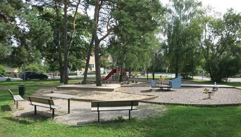 24. TAEFORSPARKE /0,2 ha FICKPARK PARKTORG Tanneforsväg Välanvänd och trevlig lekplats i bra väderstrecksläge som erbjuder gott om sittplatser. Flera av lekredskap otillgängliga.