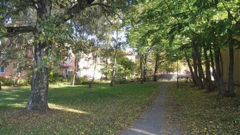 18. PERGOLA FICKPARK PARKTORG Källkrokarna ynäsväg Sockväg Sandsborgsväg T Skogs kyrko gård Lummigt parkstråk som används som passage till och från Skogskyrkogårds tunnelbanestation.