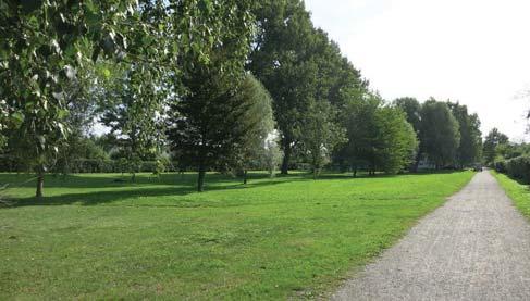 I d östra del är parkrummet tydligt avgränsat och karaktär specifik med de klippta häckarna och de stora uppvuxna pilträd längs mittaxeln.