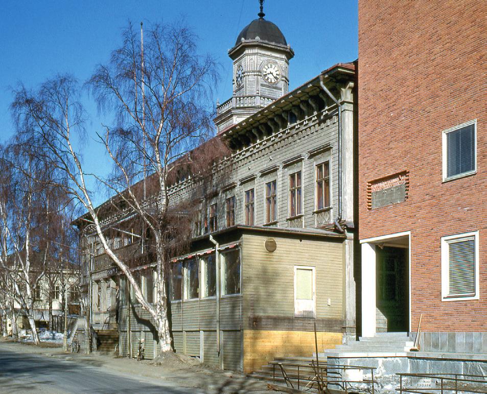 station kom också in i planen. Järnvägen började byggas 1909 och invigdes 1912.