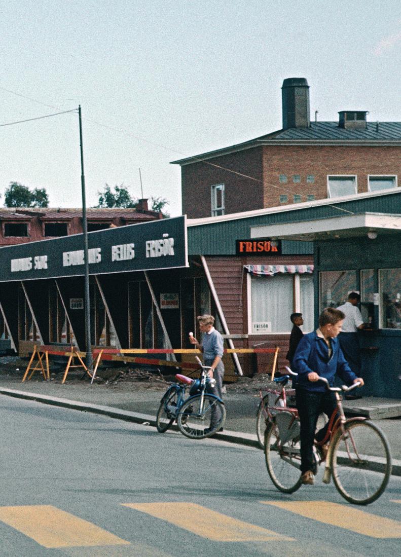 Folkhemmet i Skellefteå Asako shop På tomten där brand sta tionen stått, i kvarteret Hjorten, ritade Poul Stampe en barack, kallad Asako shop. Den stod under åren 1956 74.