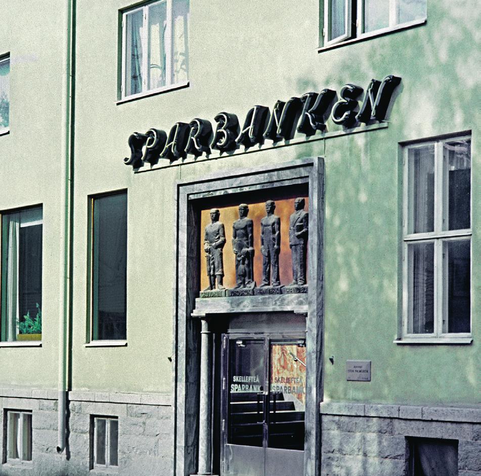 som övertog fastigheten 1857. Fasaden är reve terad med spritputs. Fasadens mönster är likadant som på Skellefteås första lasarettsbyggnad.