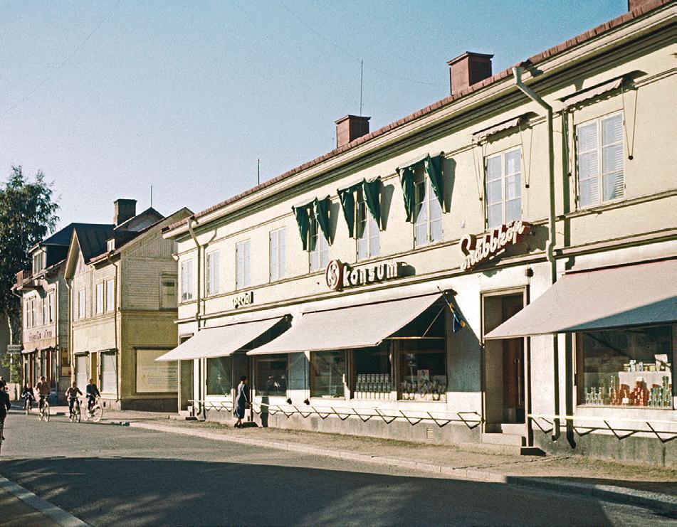Kooperativas butik på Storgatan, kvarteret Heimdall. Foto Enar Sundling 28 Ahrmfeldska villan (KFUM-huset) Huset var ursprungligen byggt som enfamiljsvilla för ingenjör Hjalmar Ahrmfeldt.