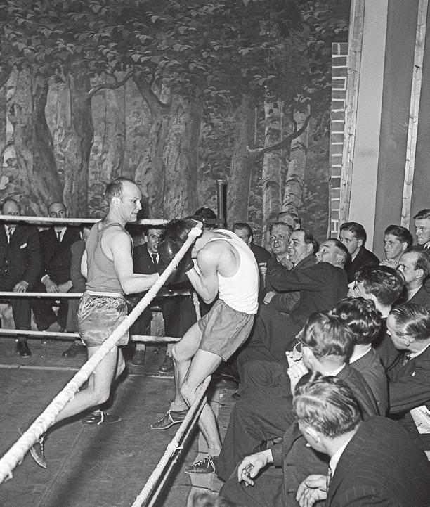 30 F d polis- och brandstation Staden uppförde ny polis- och brandstation 1954. Huset är byggt i tre våningar. Fasaden har rött tegel med detaljer i vit marmor.