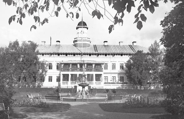 Skellefteås gamla stadshus, äldsta och största träbyggnaden i Norrland, uppfört på 1860-talet då staden knappt hade 300 innevånare, revs och fick lämna plats åt ett hyper modernt 7-miljoners komplex.