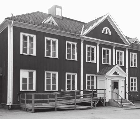 vilket gjorde huset än mer rådhusmässigt. Det stod faktiskt kvar till 1955 medan de nya husen byggdes vid sidan om (se bild sid. 8). En kraftfull opinion var emot rivningen, men beslutet låg fast.
