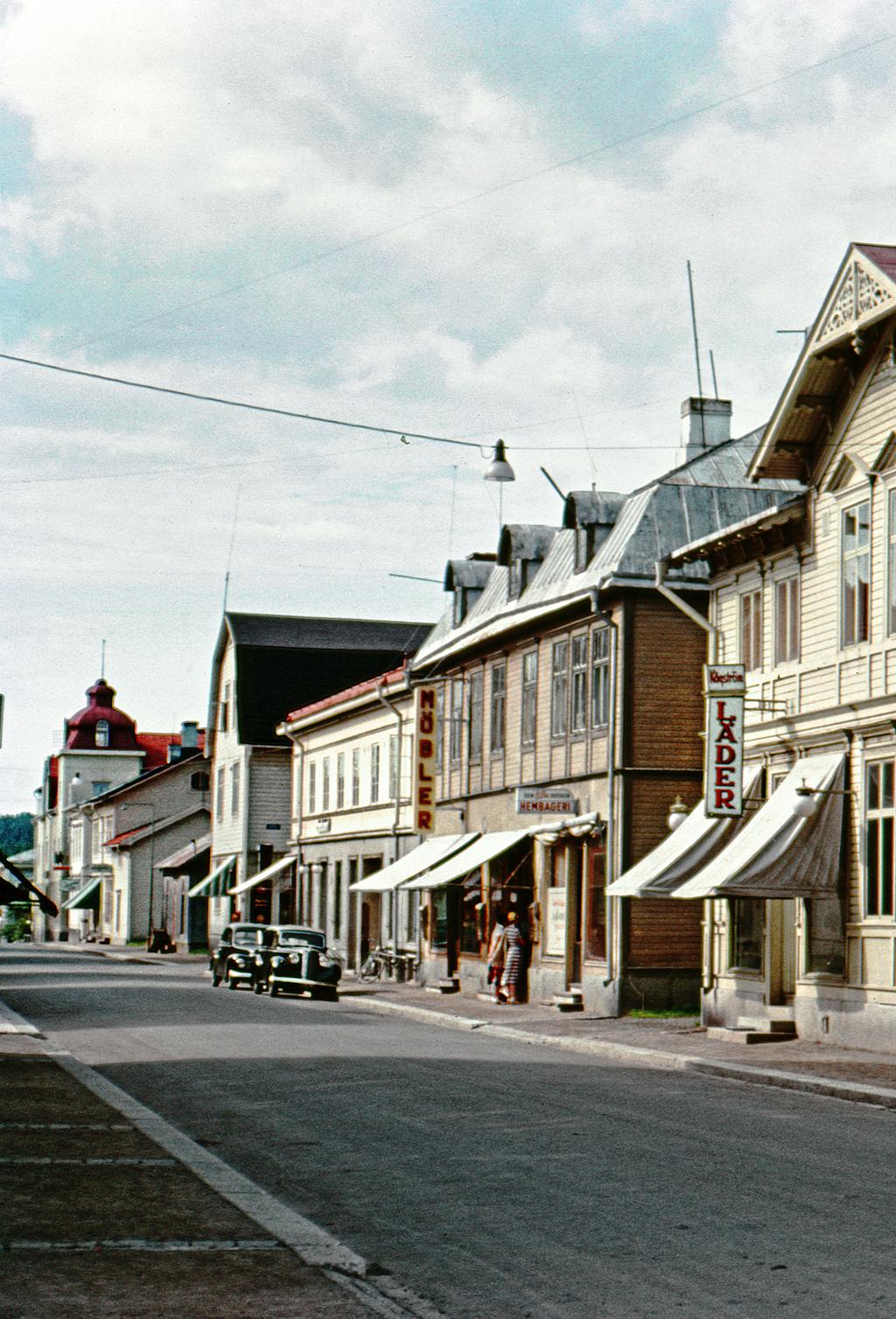 De är tagna på 1950-talet och början av Fliken: karta för vandring i 1960-talet och ger en personlig och levande bild av Skellefteå