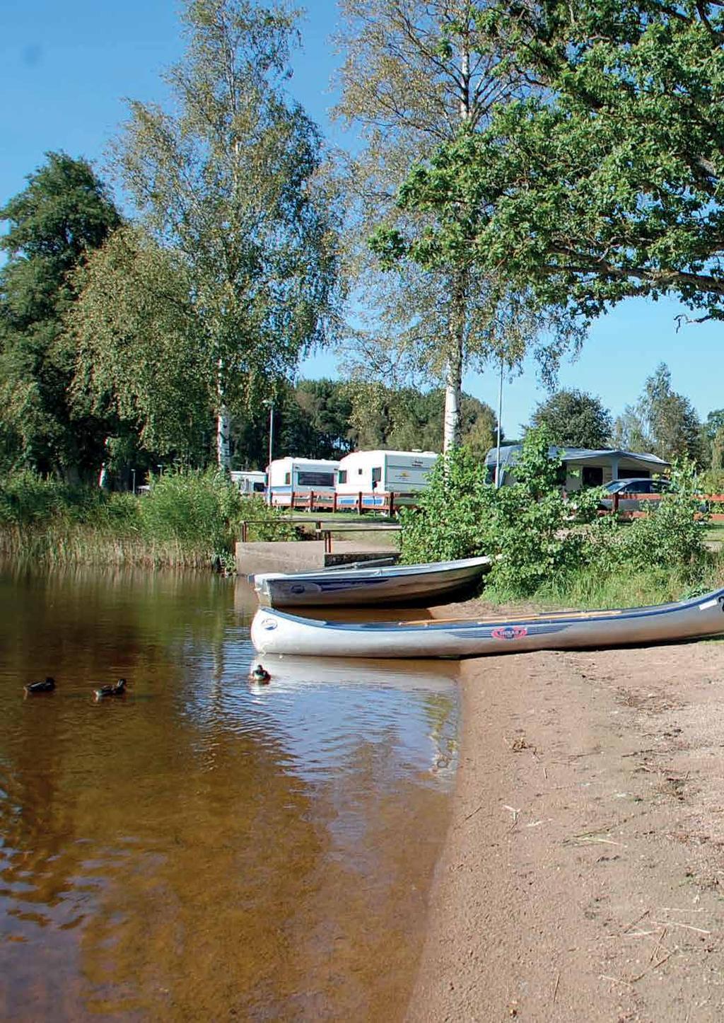 Das echte Småland Folgen Sie uns auf eine Reise entlang kurvenreicher Pfade zwischen roten Häusern, üppige Weiden und märchenhafte Seen.